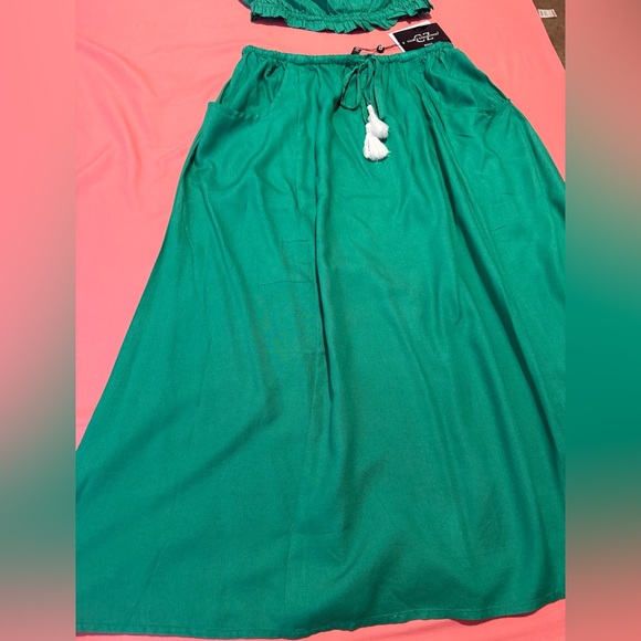 Green Skirt Set with Embroidered Detail - Picture 11 of 14